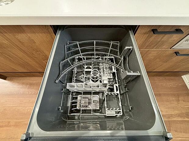 食器の後片付けに便利な食器洗浄乾燥機を標準装備。ビルトインタイプなので見た目もスッキリ、特に共働き世帯のご家族には必須品です。