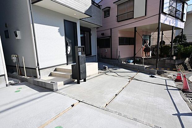 前面道路が広く、間口もゆったり。駐車が苦手なママもらくらく停められます。