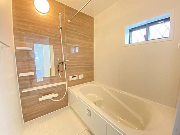 清潔感と和らぎあるカラーで統一し、ゆったりお使い頂ける柔らかな曲線で構成された、半身浴も楽しめるバスタブが心地よさをもたらします。