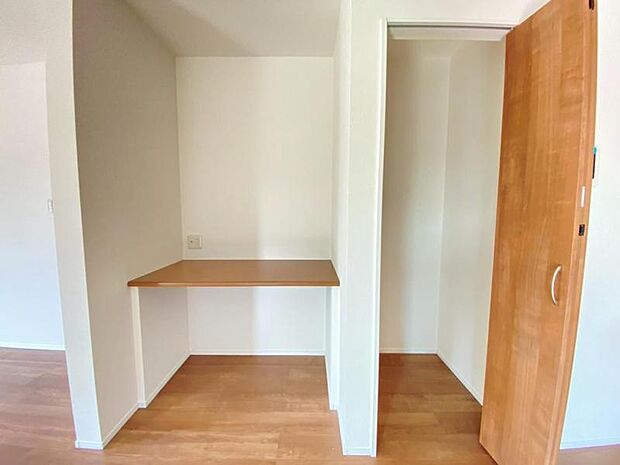 リビングにはカウンタースペースを設置。お子様の学習の場、調べものをする場所などにご利用できます。