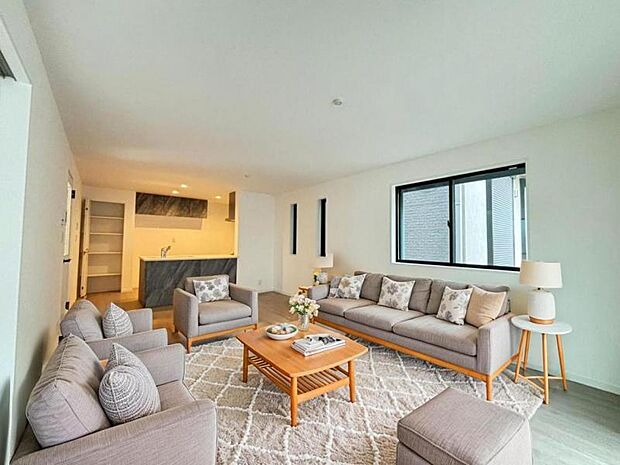 リビング(配置してある家具はCGによるイメージです)くつろげるリビングは話に夢中になりすぎて、ついつい時間を忘れてしまう。そんな束の間の幸せを感じさせてくれる場所です。