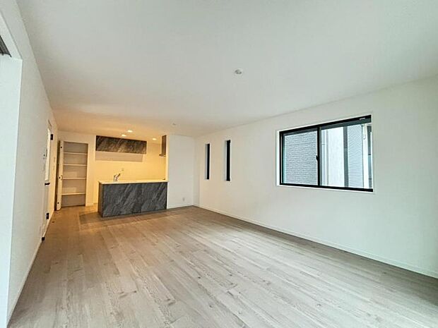 くつろげるリビングは話に夢中になりすぎて、ついつい時間を忘れてしまう。そんな束の間の幸せを感じさせてくれる場所です。