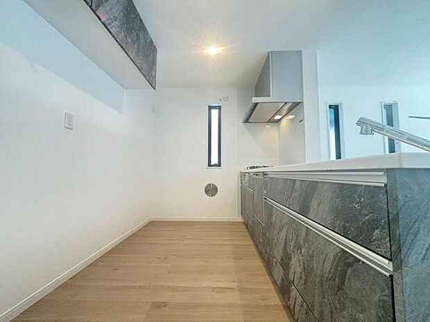 使いやすくスタイリッシュなキッチン空間には、忙しい奥様の視界も広がり、お子様の様子なども見ながら調理できるカウンターキッチンは開放的な空間を演出させます。