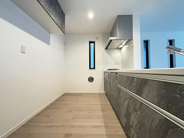 使いやすくスタイリッシュなキッチン空間には、忙しい奥様の視界も広がり、お子様の様子なども見ながら調理できるカウンターキッチンは開放的な空間を演出させます。