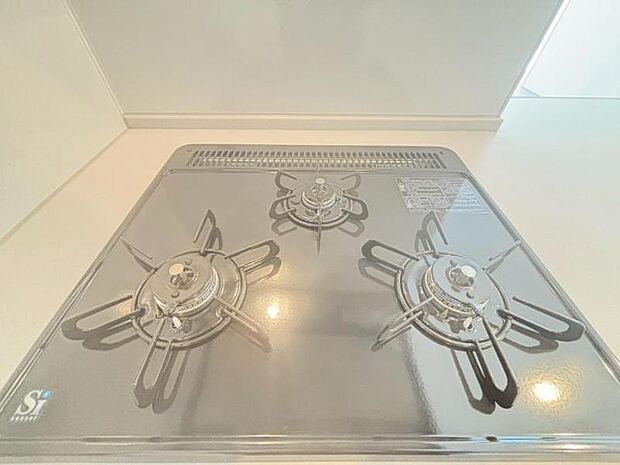 料理の幅を拡げてくれる三口コンロの使いやすいシステムキッチンを採用。