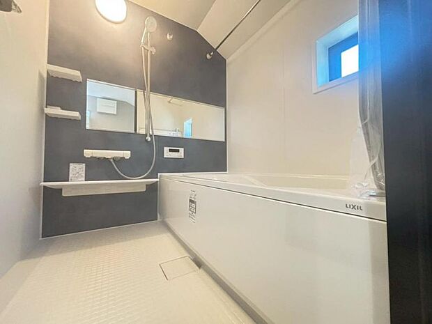 小窓がある浴室。凹凸が少ない汚れの付きづらくお掃除が楽な仕様となっており、浴室乾燥機も付いているので雨の日の洗濯も可能です。