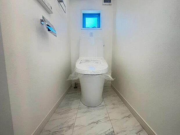 清潔感溢れるトイレ。落ち着いた空間で安らぎのひとときをお過ごしいただけます。