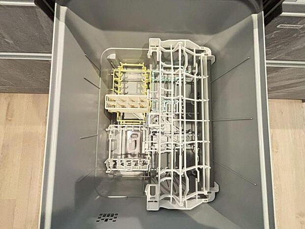 食器洗浄乾燥機を標準装備。作動中は他の家事を並行して進めることができ、家事の時短と負担軽減につながります。高温、高圧水流で洗浄するため、除菌・消臭効果が期待でき、衛生面での安心感が高まります。また、手