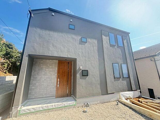 素材の持つ独特な存在感により「永く住み続ける住まい」にふさわしい住宅が完成しました。