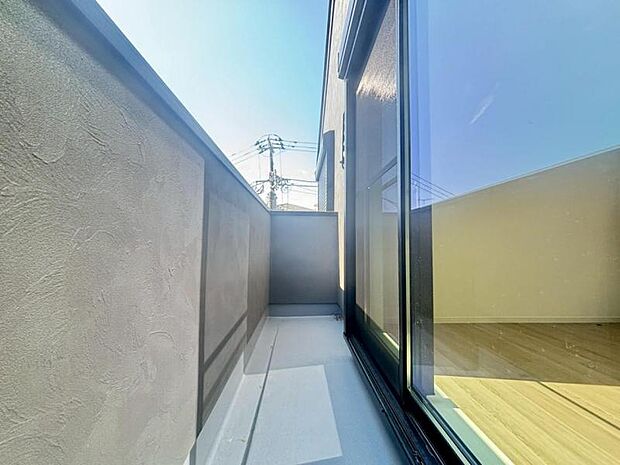 陽の光に照らされるバルコニーを、爽やかな涼風が吹き抜けていきます。