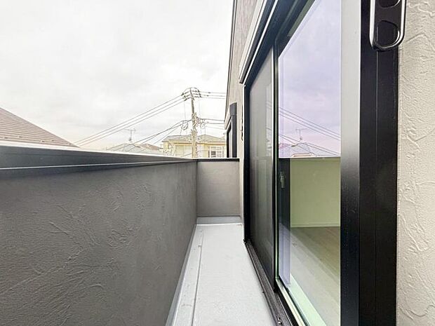 陽の光に照らされるバルコニーを、爽やかな涼風が吹き抜けていきます。