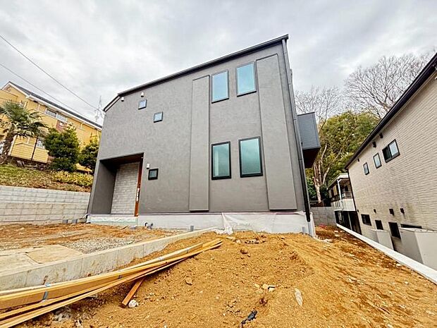 建物につながる駐車スペース。重いものの、荷物の出し入れも安心です。