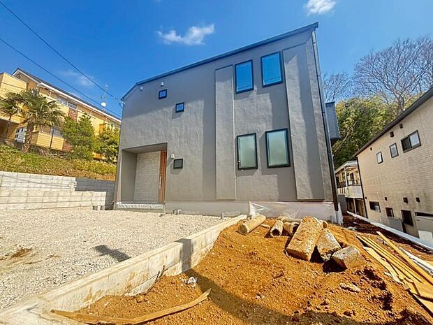 建物につながる駐車スペース。重いものの、荷物の出し入れも安心です。