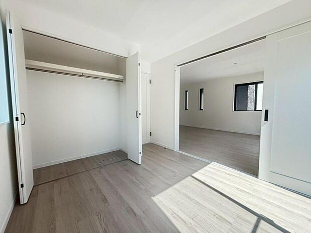 リビング続き間の洋室はお子様を遊ばせるスペースとしても重宝します。