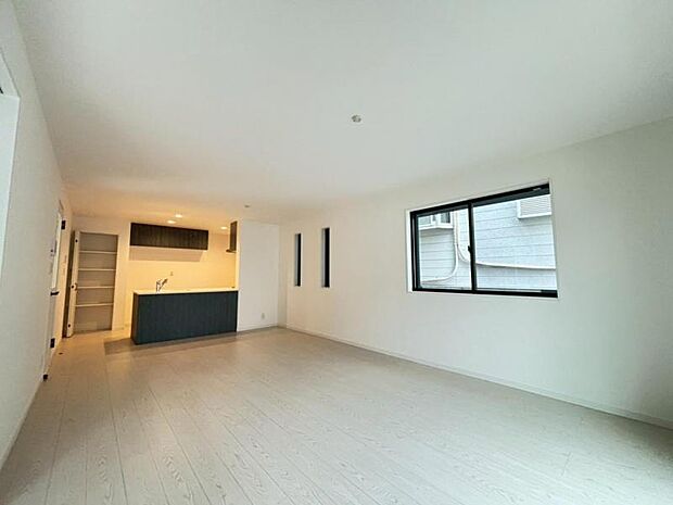 くつろげるリビングは話に夢中になりすぎて、ついつい時間を忘れてしまう。そんな束の間の幸せを感じさせてくれる場所です。