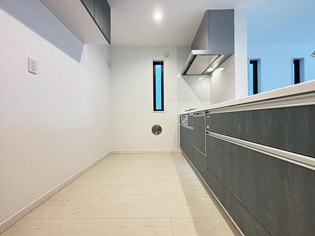 使いやすくスタイリッシュなキッチン空間には、忙しい奥様の視界も広がり、お子様の様子なども見ながら調理できるカウンターキッチンは開放的な空間を演出させます。