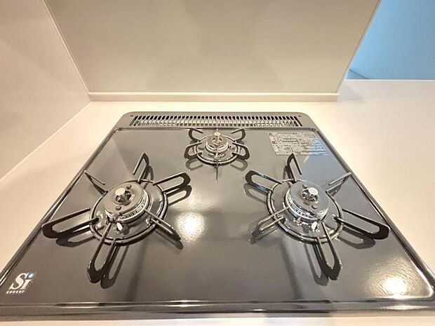 料理の幅を拡げてくれる三口コンロの使いやすいシステムキッチンを採用。