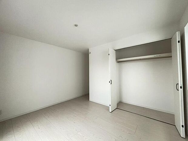 日々の疲れを癒してくれる主寝室。自由度が高いので家具のレイアウトでお好みの空間を創りだせます。