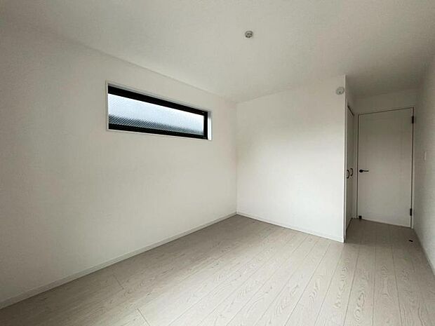 過ぎ行く時間をゆったりと感じることができる落ち着いたお部屋。リビングで楽しく過ごした後はプライベートな時間を満喫できます。