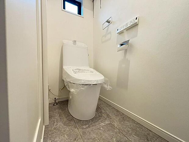 ウォシュレット付きのトイレ。落ち着いた空間で安らぎのひとときをお過ごしいただけます。