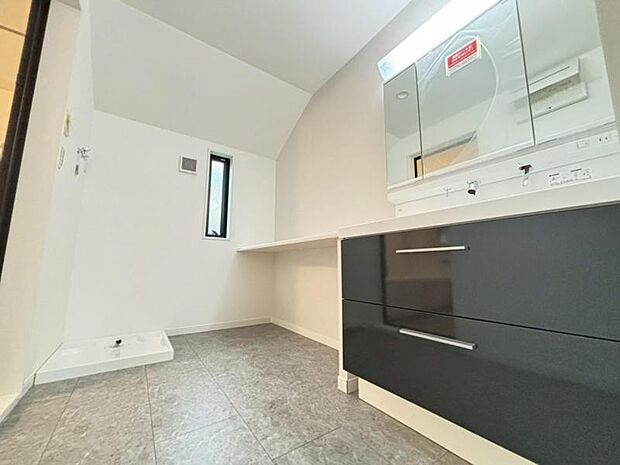 上質な温かみを持つカラーのワイドな洗面台は収納力もあり、いつでもすっきりとした洗面室に。