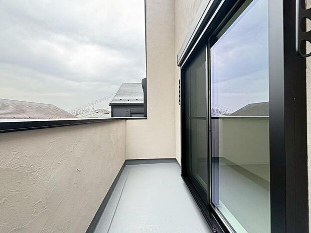 陽の光に照らされるバルコニーを、爽やかな涼風が吹き抜けていきます。