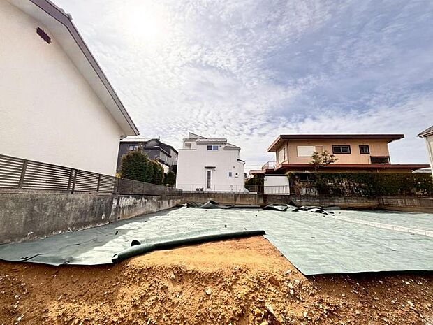 静かな住宅街に位置し、落ち着いた住環境が魅力です。