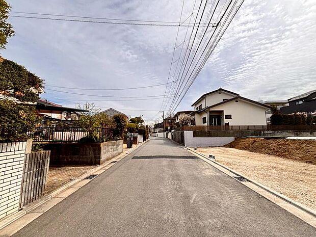 前面道路は整備されており、落ち着いた住宅街に位置しています。
