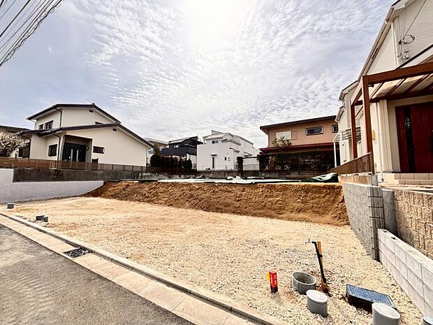 静かな住宅街に位置し、落ち着いた住環境が魅力です。