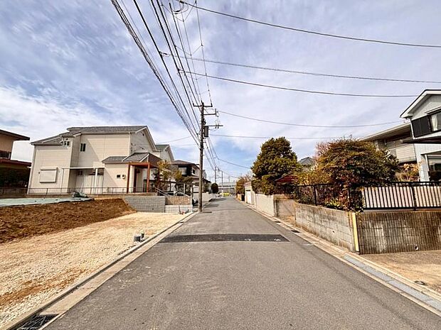前面道路は整備されており、落ち着いた住宅街に位置しています。