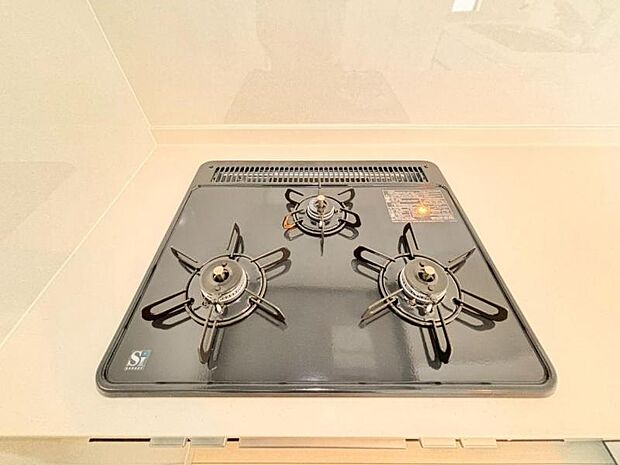 料理の幅を拡げてくれる三口コンロの使いやすいシステムキッチンを採用。