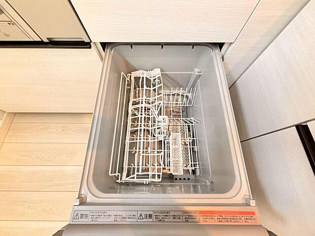 食器洗浄乾燥機を標準装備。作動中は他の家事を並行して進めることができ、家事の時短と負担軽減につながります。高温、高圧水流で洗浄するため、除菌・消臭効果が期待でき、衛生面での安心感が高まります。