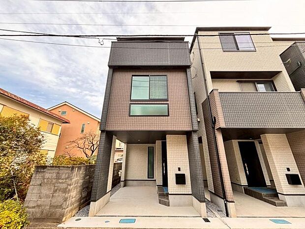 凛とした表情を見せる外観は、時の移り変わりの中で、様々な表情を見せてくれます。