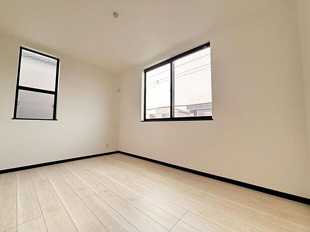 日々の疲れを癒してくれる主寝室。自由度が高いので家具のレイアウトでお好みの空間を創りだせます。