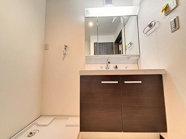 三面鏡の付いた洗面化粧台は、鏡面裏側にも機能的な収納を配置。普段使いの洗面小物やスキンケア用品などが衛生的に保管できます。