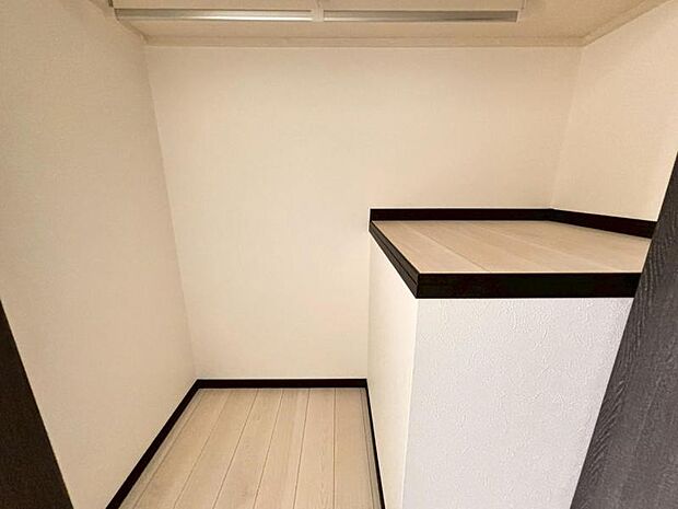 クローゼットには棚やハンガーパイプが付いており、スーツや上着などがスッキリ収納可能です。