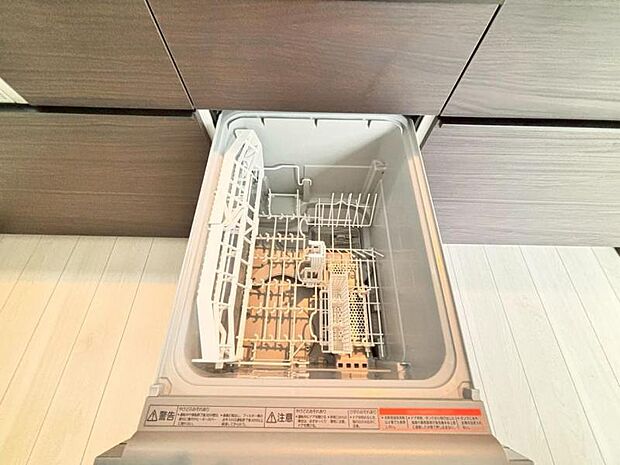 食器洗浄乾燥機を標準装備。作動中は他の家事を並行して進めることができ、家事の時短と負担軽減につながります。高温、高圧水流で洗浄するため、除菌・消臭効果が期待でき、衛生面での安心感が高まります。