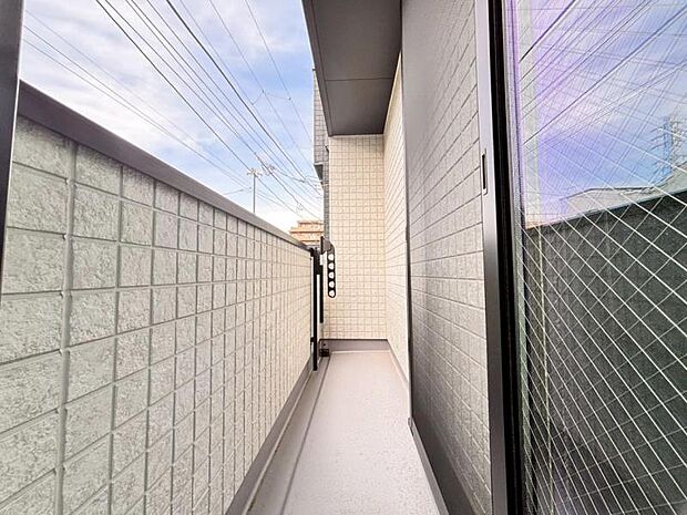 陽の光に照らされるバルコニーを、爽やかな涼風が吹き抜けていきます。