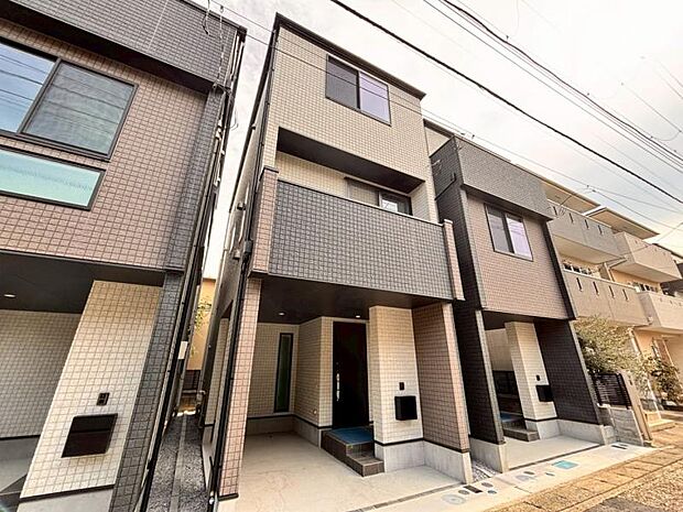 建物につながる駐車スペース。重いものの、荷物の出し入れも安心です。