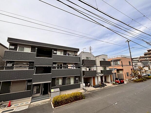 風の通り道。舞い込んでくる風が優しく躍り、室内に爽やかな空気を運んでくる。そこに季節の息吹を感じて、いまがどんな季節なのかを実感する。