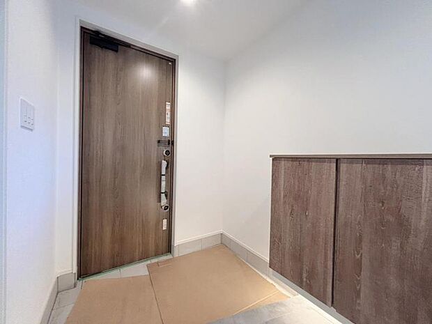 雑多な玄関でなくスッキリ空間としての家の顔にできるよう設計しました。