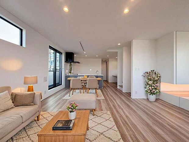 リビング(配置してある家具はCGによるイメージです)ゆったりとしたリビングです。明るさと風が入る窓配置が安らげる空間を演出します。