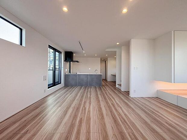 ここにはみんなが集い、食事と楽しい会話が始まる。そんな束の間の幸せを感じさせてくれる場所です。