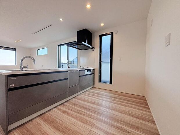 リビング全体が見渡せる対面式システムキッチン。お子様達がいつもママのそばにいられる安心感も生まれます。食事の用意をしながら家族との会話も弾み笑顔溢れる空間です。