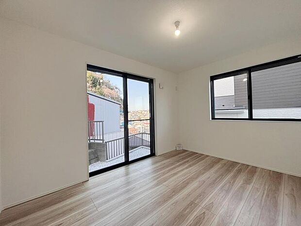 家族個々の安らぎの空間。誰もが好みで飾れるシンプルな室内に仕上げてあります。