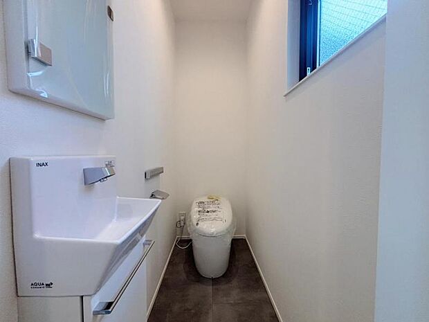 トイレは家の中に2ヶ所ございます。ご家族が忙しい朝も安心です。