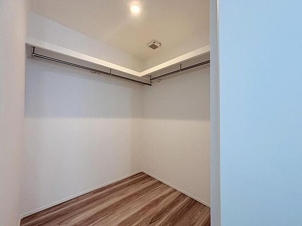 たくさんの洋服をかけることができる収納力と取り出しやすさが魅力のWIC。