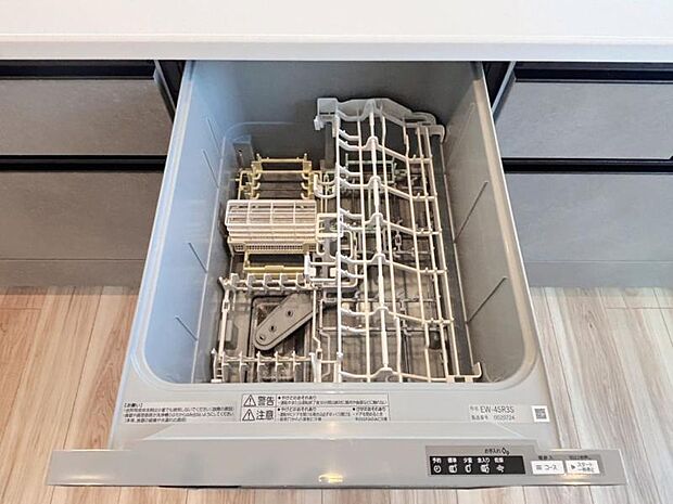 食器洗浄乾燥機 食器の後片付けに便利な食器洗浄乾燥機を標準装備。ビルトインタイプなので見た目もスッキリ、特に共働き世帯のご家族には必須品です。