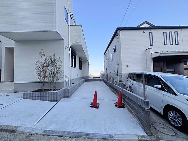 駐車スペース2台分ございます。(車種による)