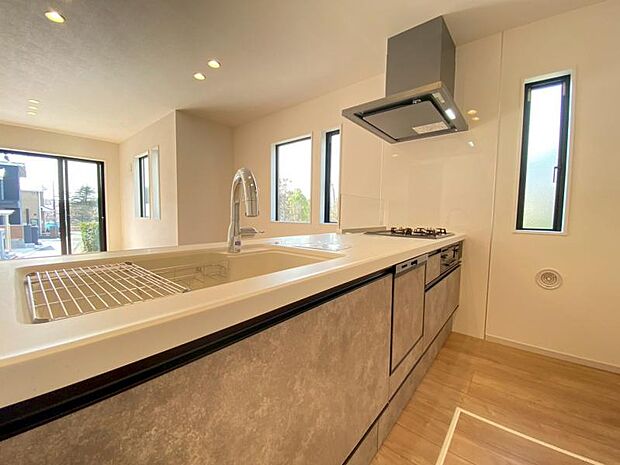 リビング全体が見渡せる対面式システムキッチン。食事の用意をしながら家族との会話も弾み笑顔溢れる空間です。